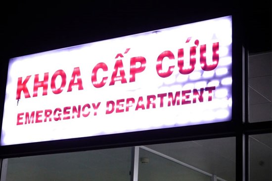 Bé 5 tuổi nguy kịch do bị xe đi lùi cán qua người