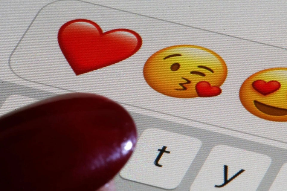 Tranh cãi hành động thả tim cho đồng nghiệp-1
