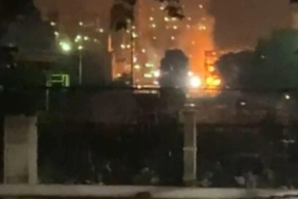 Nhà máy rượu vỡ thùng chứa, con đường ở thị trấn thành dòng sông vang đỏ-2