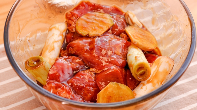 Dùng nồi cơm điện làm món thịt xá xíu mềm ngon-3