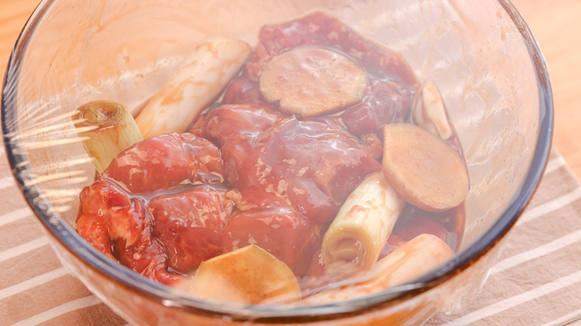 Dùng nồi cơm điện làm món thịt xá xíu mềm ngon-4