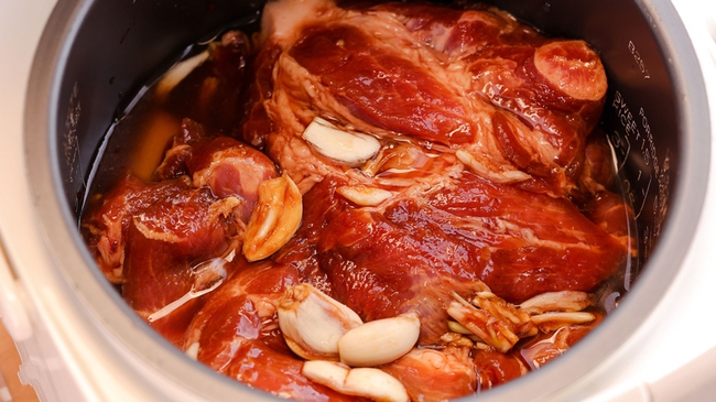 Dùng nồi cơm điện làm món thịt xá xíu mềm ngon-5