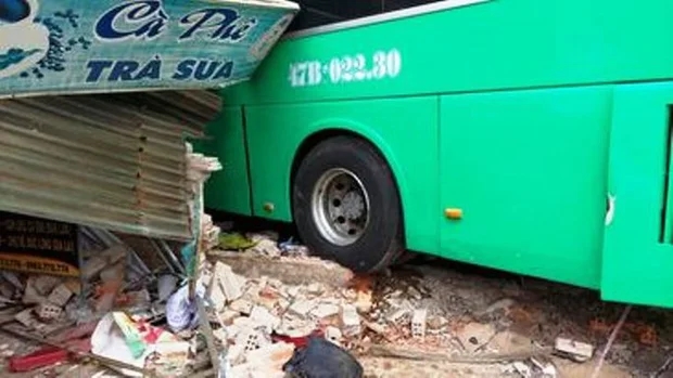 Xe giường nằm lao vào nhà dân, ít nhất 2 người chết, 3 người trọng thương-1