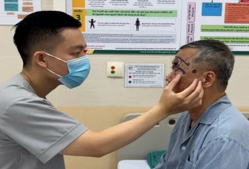 Người đàn ông Hà Nội phát hiện ung thư từ nốt ruồi phong thủy-1