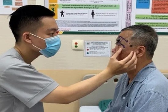 Người đàn ông Hà Nội phát hiện ung thư từ nốt ruồi 'phong thủy'