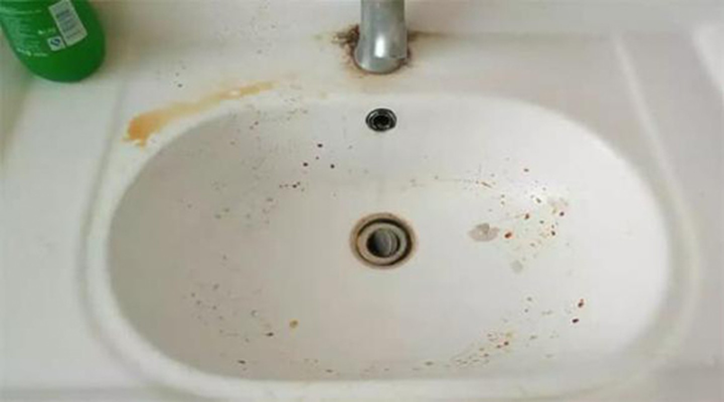 Để nắm muối vào nhà tắm, kinh ngạc điều xảy ra-1