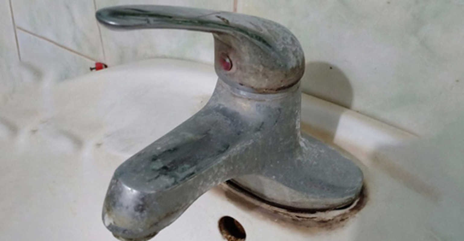 Để nắm muối vào nhà tắm, kinh ngạc điều xảy ra-3