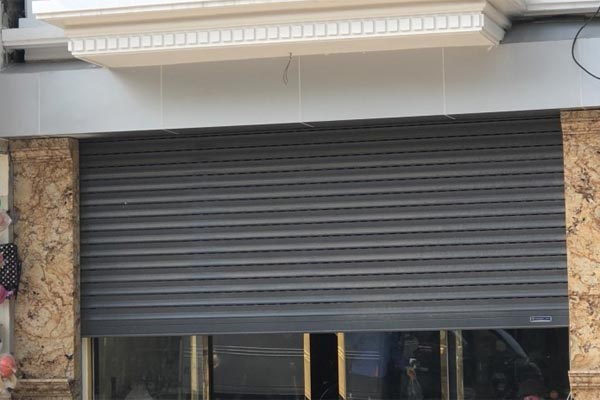 Xót xa clip bé gái chơi đùa với cửa cuốn bị cửa đè lên người-1