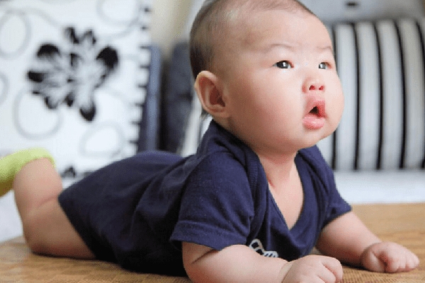 Con ngồi lủi thủi một mình khi cả lớp đang chơi rất vui, mẹ phải làm gì khi bé bị cô lập?-2