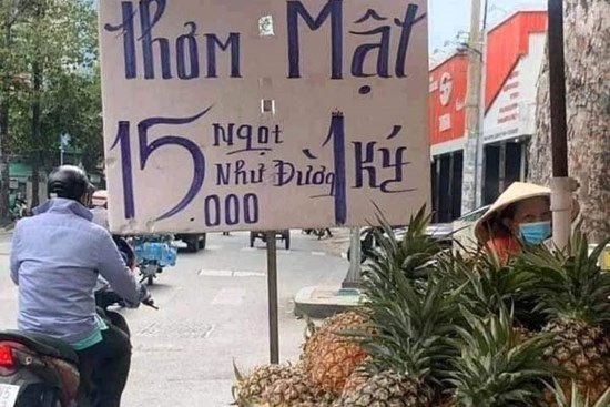 Thấy biển bán dứa thơm siêu rẻ trên vỉa hè, lại gần mới 