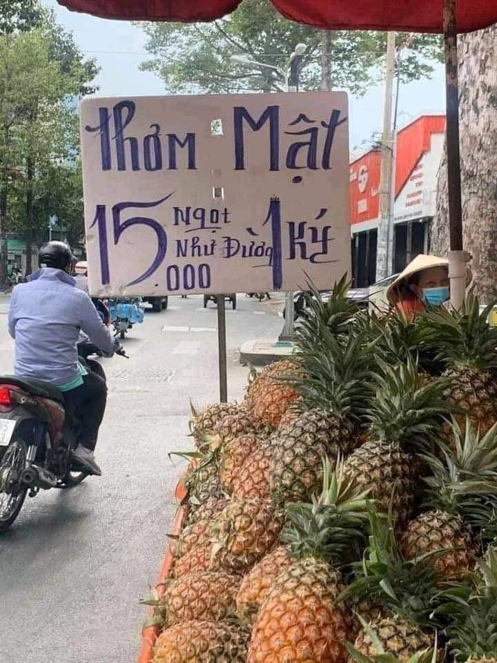 Thấy biển bán dứa thơm siêu rẻ trên vỉa hè, lại gần mới ngã ngửa với chiêu lừa khó tin-1