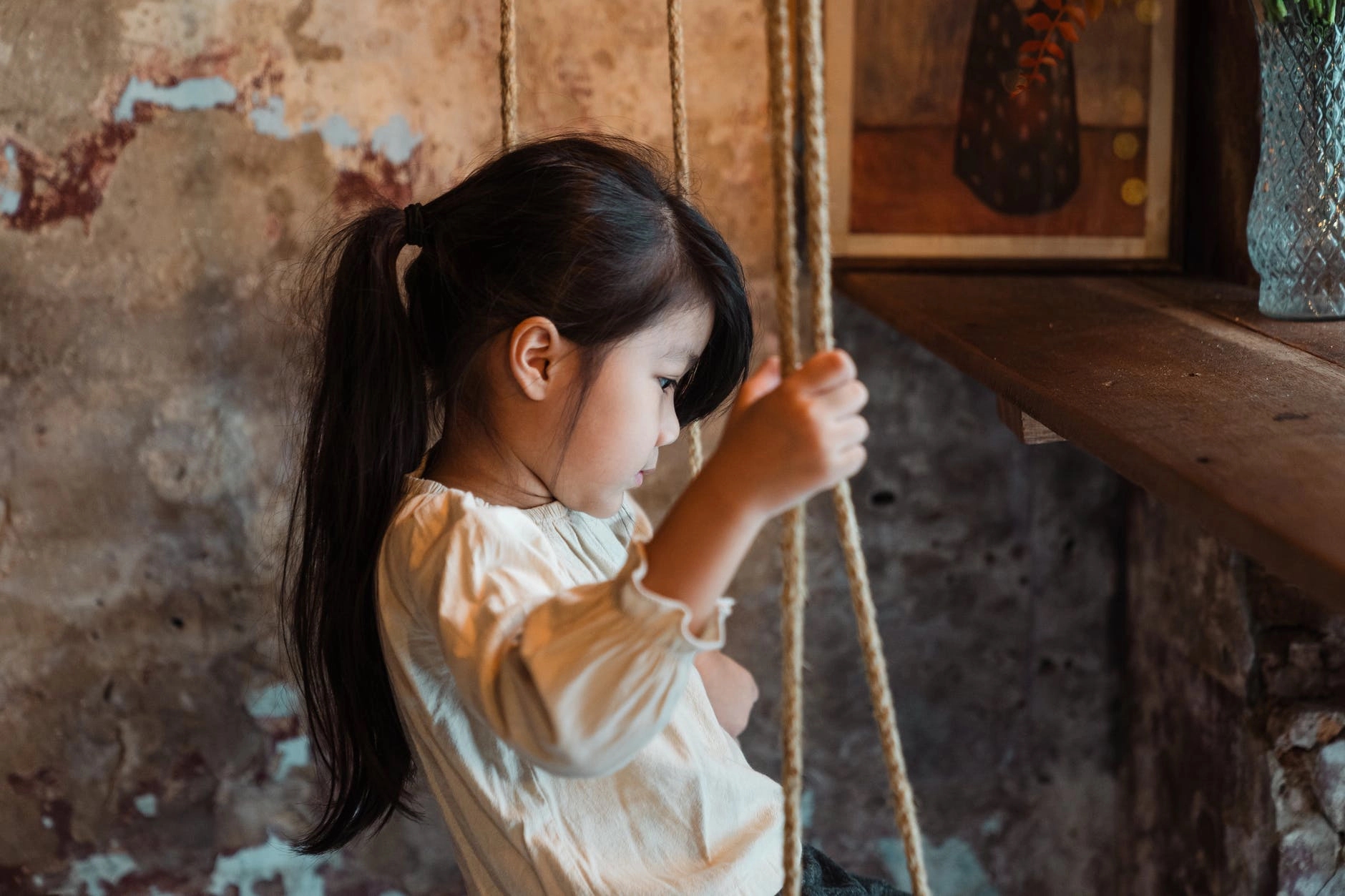 Con ngồi lủi thủi một mình khi cả lớp đang chơi rất vui, mẹ phải làm gì khi bé bị cô lập?-1