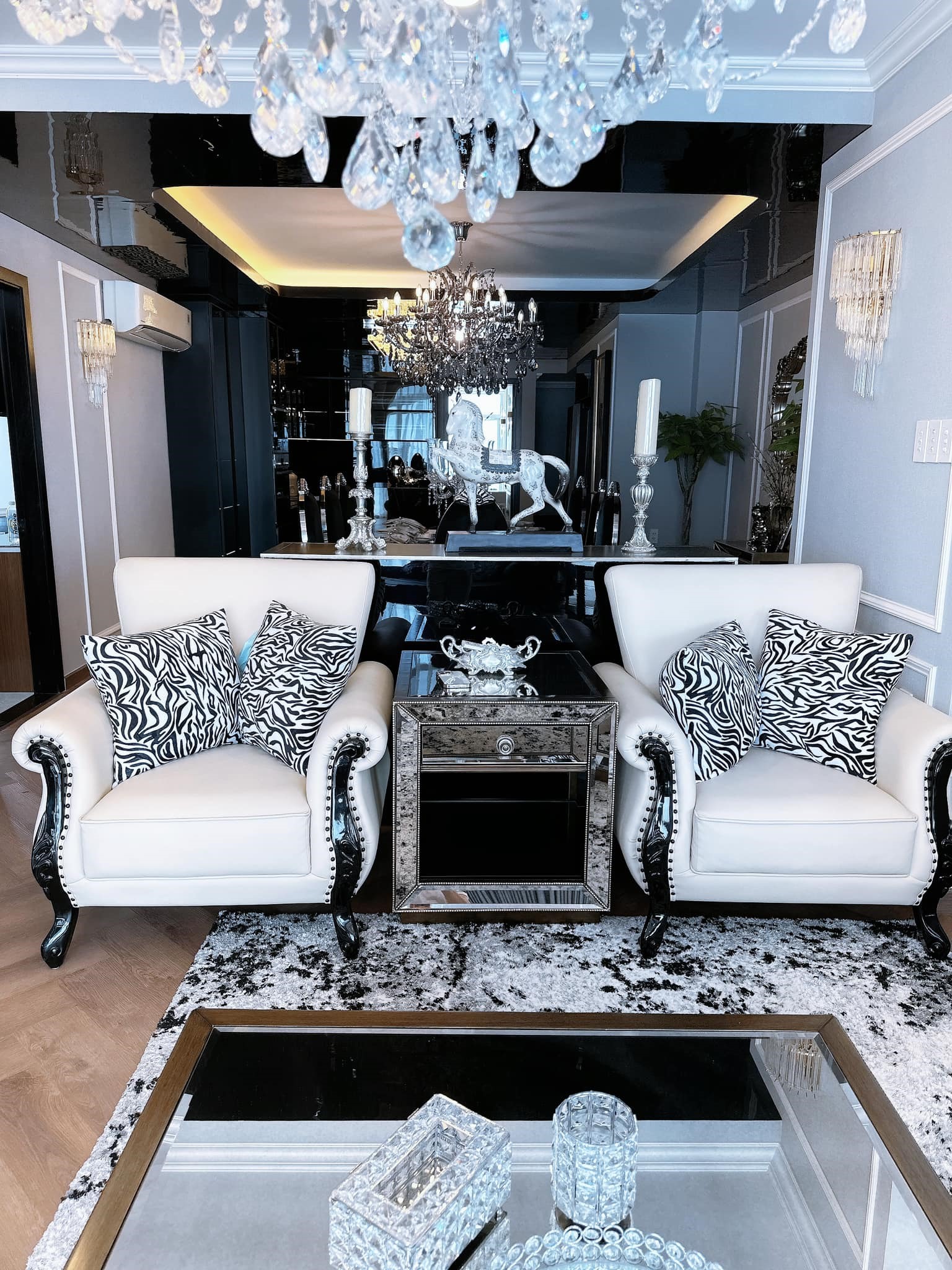 Chi tiết cầu kỳ trong căn nhà mới mua tặng mẹ của ca sĩ từng gây sốt với căn biệt thự 12 phòng ngủ-5