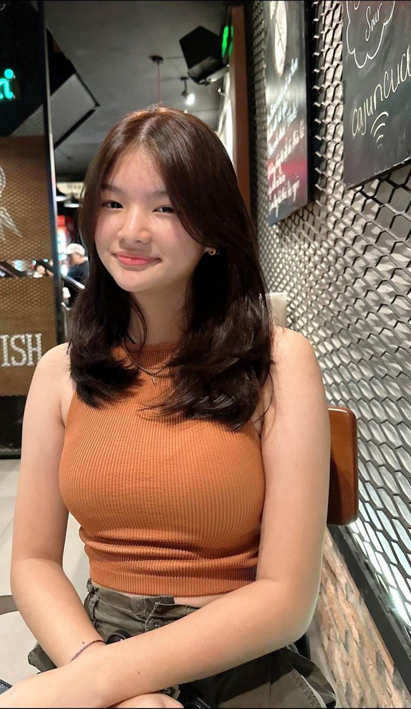 Con gái Trương Ngọc Ánh hiếm hoi mặc áo ôm, nay ra dáng thiếu nữ thấy rõ, chuẩn Hoa hậu tương lai-4