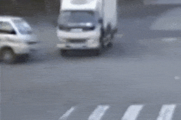 Tài xế xe máy lao vào đánh nhau sau va chạm-1