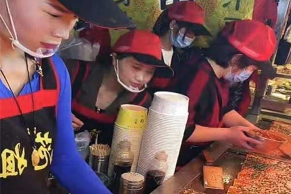 Chỉ bán đồ ăn vặt, cặp đôi kiếm hơn 30 triệu mỗi ngày-1