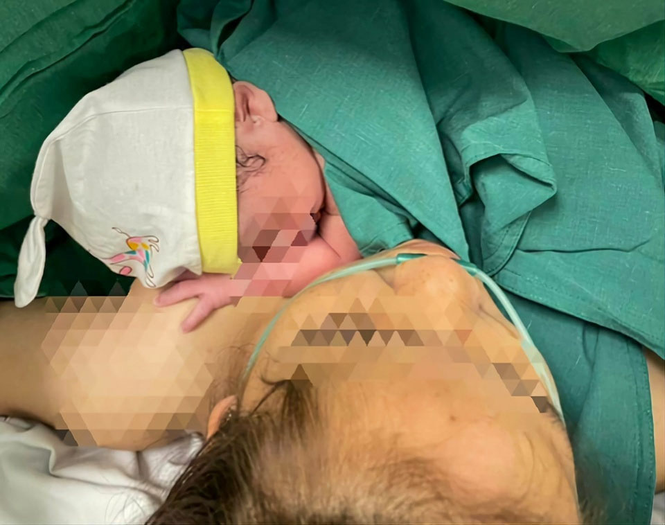 Thiếu nữ 15 tuổi sinh con nặng 2,7 kg-1