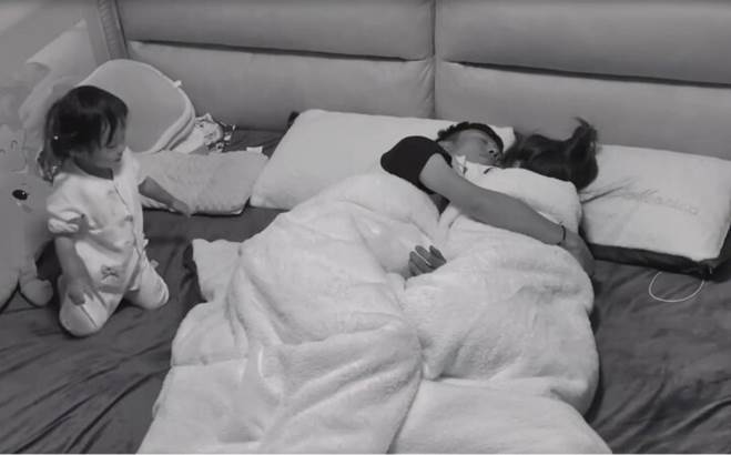 Loạt ảnh hài hước khi con cái bị cho ra rìa vì bố mẹ quá sức tình cảm-8