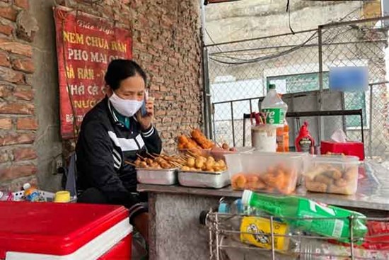 Sự thật chủ quán nem chua rán Hà Nội