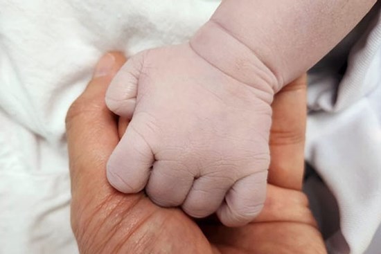 Đề xuất vợ sinh con, chồng được nghỉ làm 1 tháng