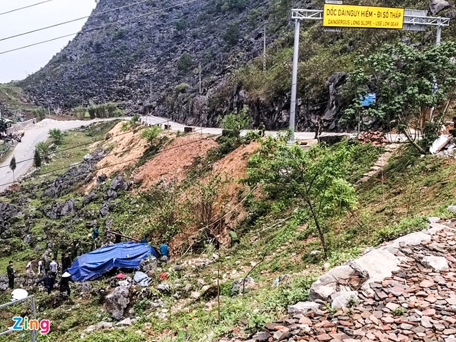 Ôtô lao xuống vực ở chân đèo Mã Pì Lèng, 1 người rơi vào hang mất tích-1