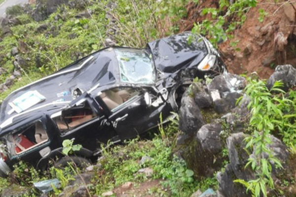 Ô tô chở hơn 30 khách du lịch lao xuống vực ở Phú Thọ-3