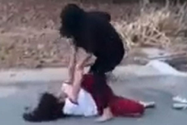 Nữ sinh bị đè xuống đất, tát liên tục vào mặt tại bãi đất trống-1