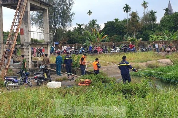 Xe máy bị dòng nước lũ cuốn trôi khi người dân cố băng qua sông-1