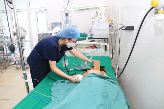 Huy động máu cứu hai trẻ nhỏ trong vụ nổ kinh hoàng ở gara ô tô-1