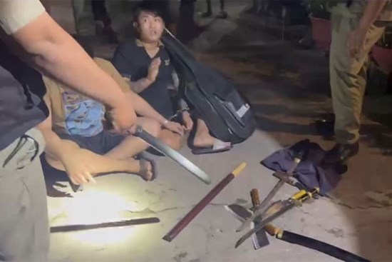 Tạm giữ 7 người vụ phụ huynh mang súng đi giải quyết mâu thuẫn cho con