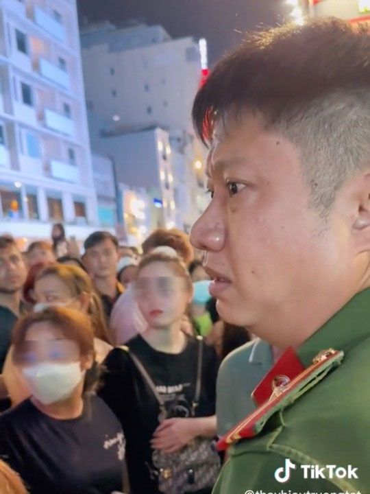 TP HCM: Bị đám đông bao vây trên phố đi bộ Nguyễn Huệ, anh công an nói lời cảm động-1