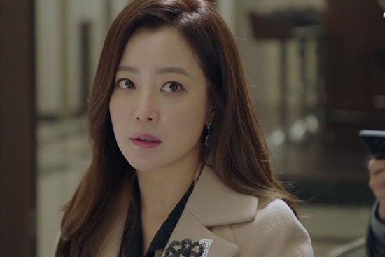 Hí hửng tưởng mẹ chồng có 3 tỷ, con dâu tranh nhau lấy lòng, lúc công bố di chúc mới ngã ngửa