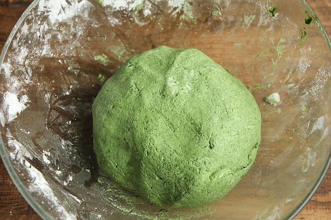 Loại rau quen thuộc làm bánh màu xanh ngọc bích dâng cúng Tết Thanh minh cực kỳ đẹp mắt-5