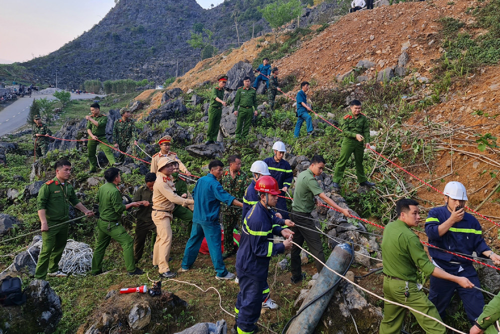 Clip cứu nạn nhân rơi hố sâu 56m ở Mã Pì Lèng sau 10 giờ mắc kẹt-2