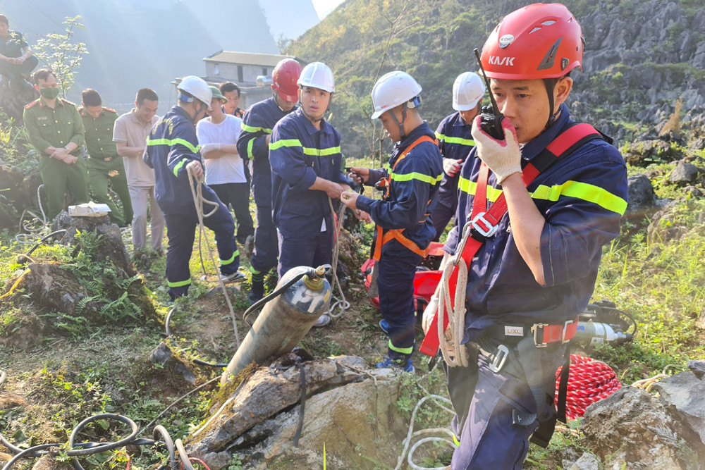 Clip cứu nạn nhân rơi hố sâu 56m ở Mã Pì Lèng sau 10 giờ mắc kẹt-1