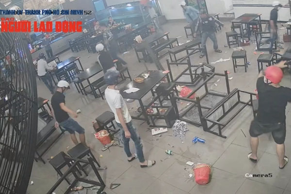 3 người đàn ông văng ra khỏi xe ôtô trong vụ tai nạn kinh hoàng-2