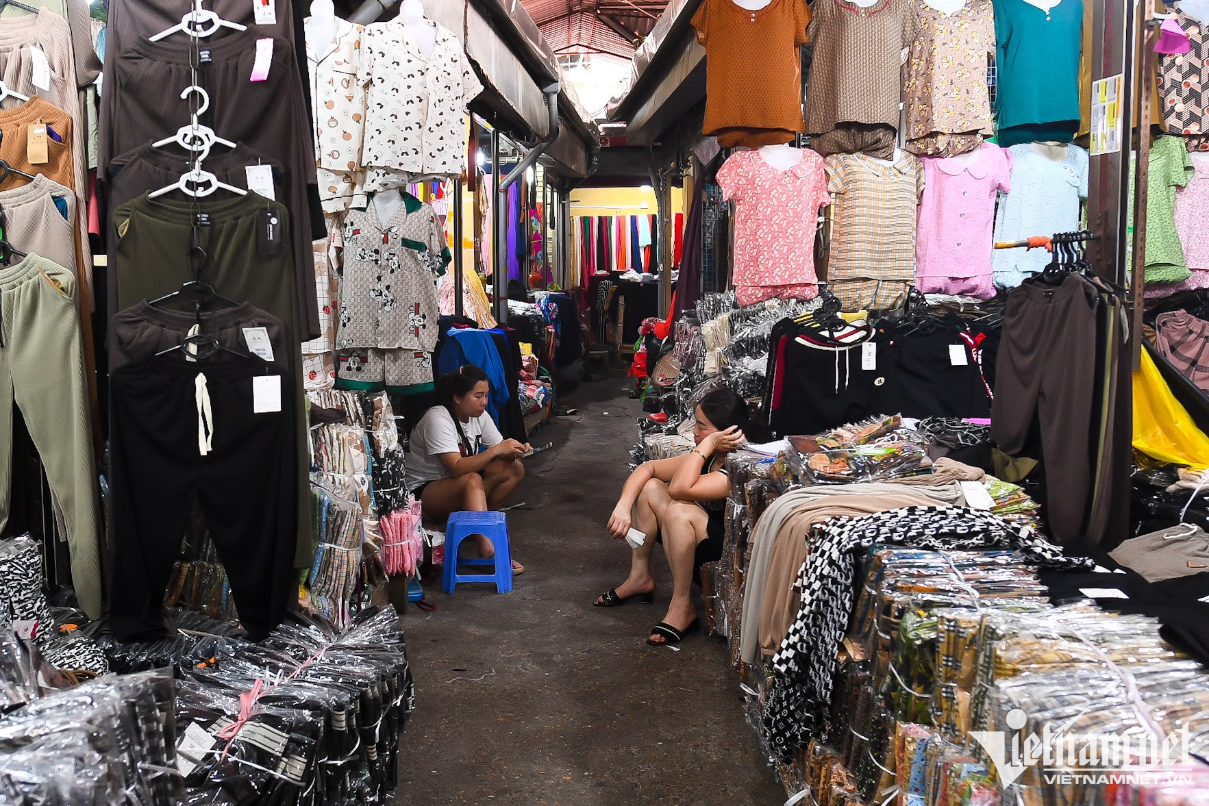 Chợ thời trang lớn nhất Hà Nội ế ẩm chưa từng thấy-9