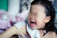 Bé 4 tuổi sốt cao suýt tử vong vì bố mẹ lấy cồn lau người