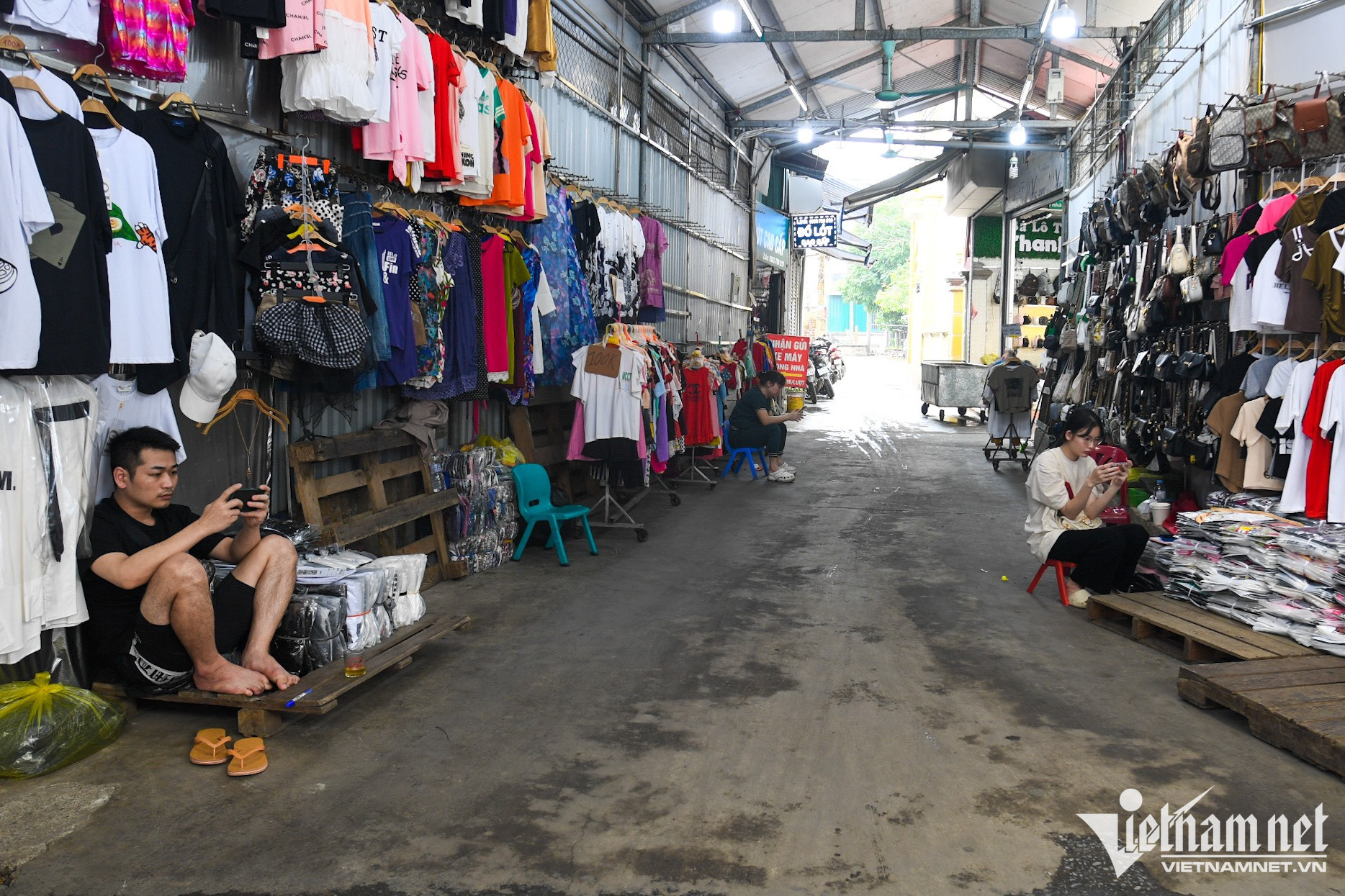 Chợ thời trang lớn nhất Hà Nội ế ẩm chưa từng thấy-10