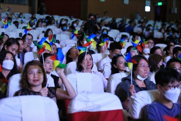 Câu chuyện về cô giáo mầm non làm thêm đủ việc nuôi con tự kỉ: Một đời vì con!-4