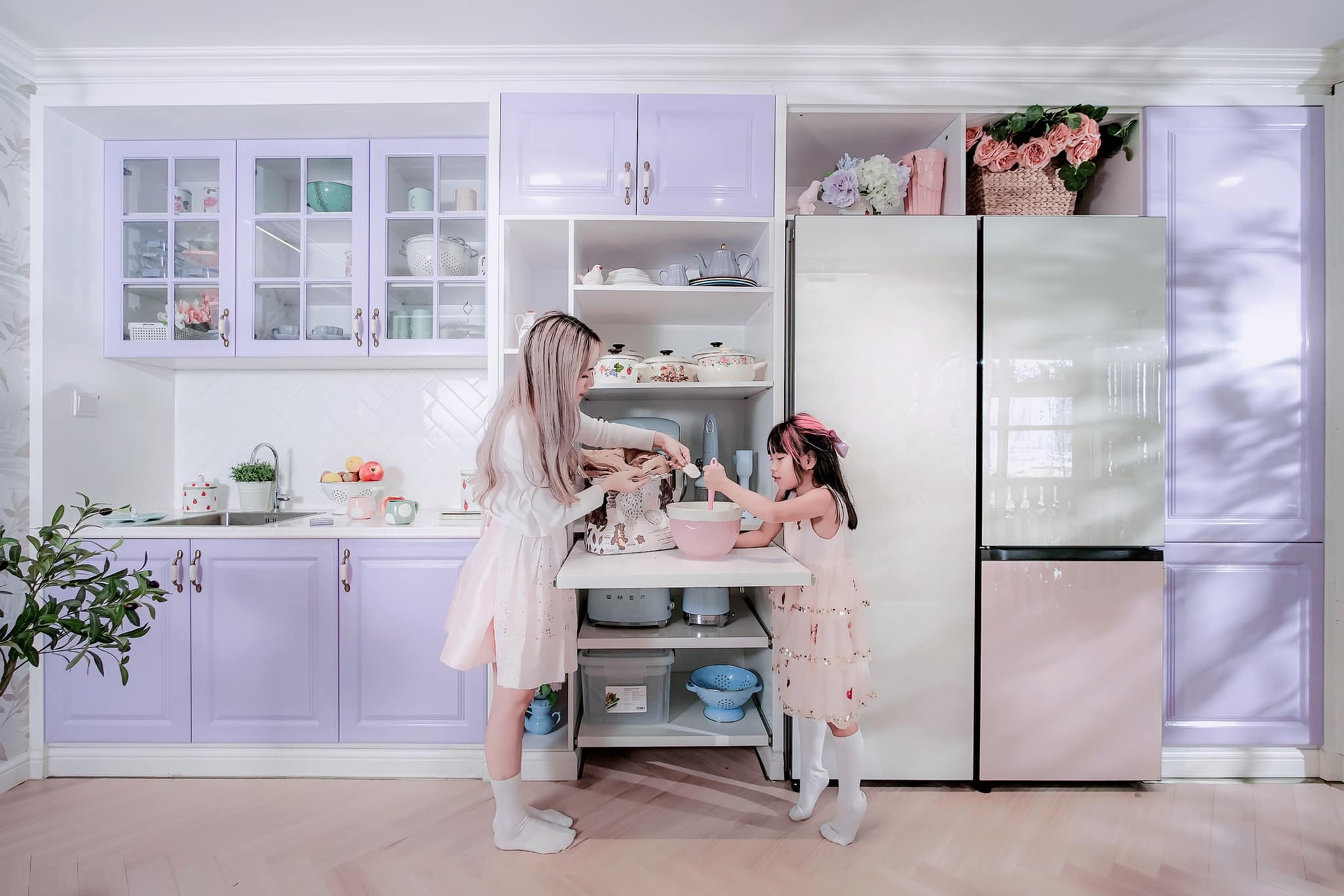 Góc bếp màu tím pastel với đủ các thiết bị hiện đại của mẹ 3 con ở TP. HCM-4