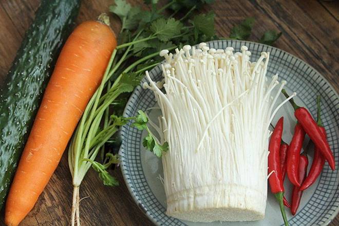 Lấy loại rau giàu kali trộn chung với dưa chuột được món giòn ngon thanh mát-1