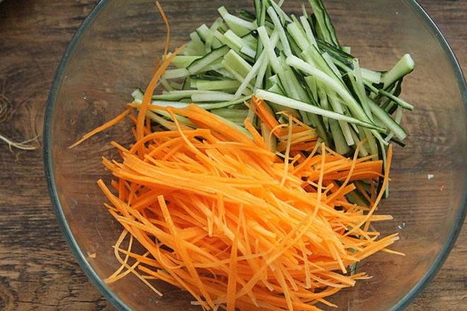 Lấy loại rau giàu kali trộn chung với dưa chuột được món giòn ngon thanh mát-2