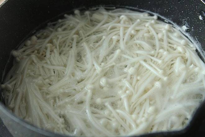 Lấy loại rau giàu kali trộn chung với dưa chuột được món giòn ngon thanh mát-3