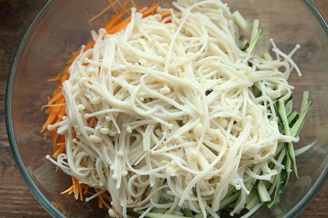 Lấy loại rau giàu kali trộn chung với dưa chuột được món giòn ngon thanh mát-4