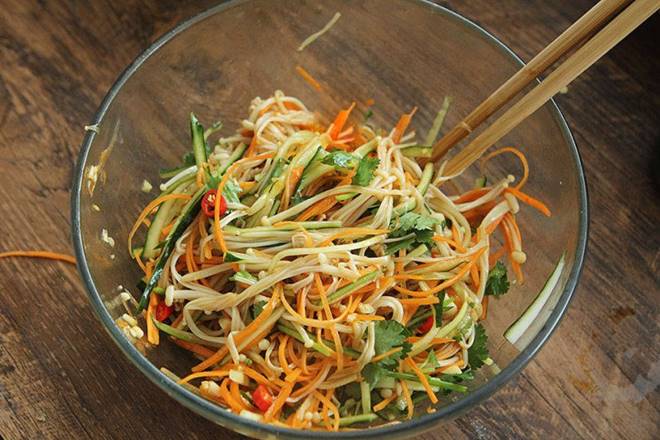 Lấy loại rau giàu kali trộn chung với dưa chuột được món giòn ngon thanh mát-7