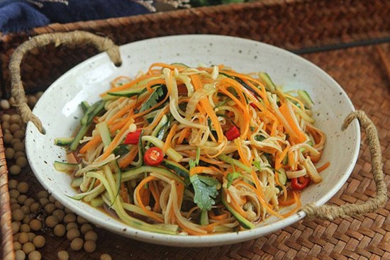 Lấy loại rau giàu kali trộn chung với dưa chuột được món giòn ngon thanh mát