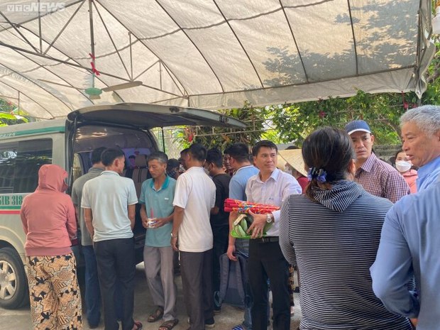 Vợ tài xế tử vong trong vụ lật xe dưa ở Phú Yên: Anh về sớm hơn nhưng đau lắm-1