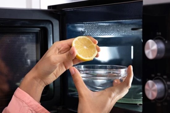 5 cách làm sạch lò vi sóng dính đầy dầu mỡ 'trong vòng một nốt nhạc'