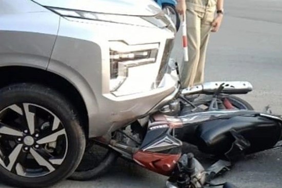 Ô tô tông hàng loạt xe máy đang dừng đèn đỏ ở Bình Dương